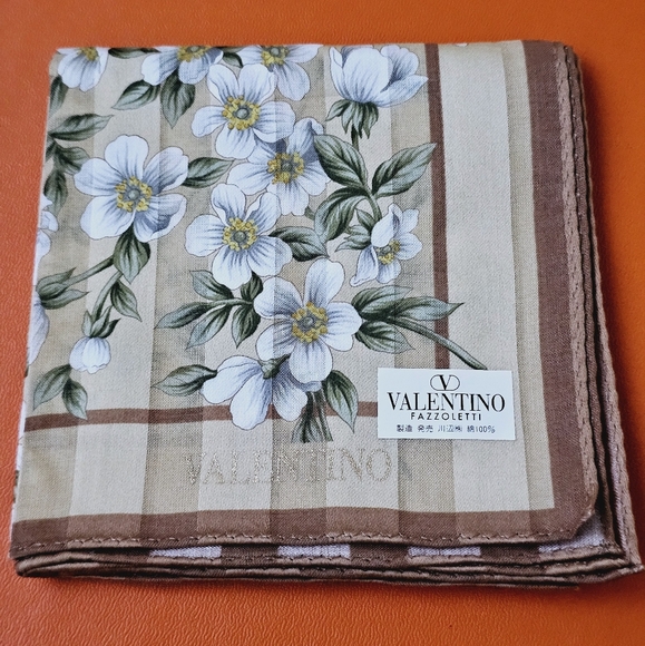 ❣️💥HOST PICK💥 NWOT Valentino Hankerchief❣️ - Picture 4 of 9